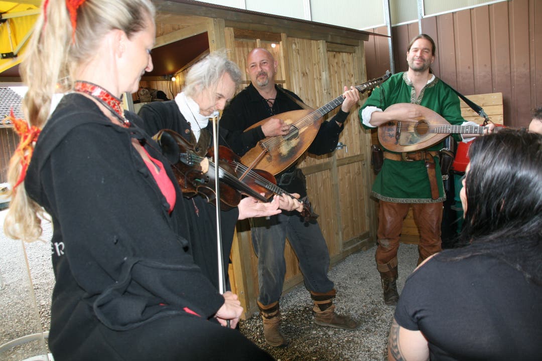 Die Streuner unterhalten mit mittelalterlicher Tavernenmusik