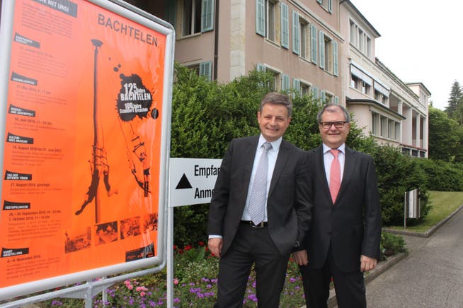 Vereinspräsident Andreas Kummer, links und Gesamtleiter Karl Diethelm neben dem Plakat mit den laufenden Jubiläumsjahr-Aktivitäten.