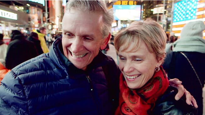 Harri Beutler mit seiner Frau Heidi auf dem Times Square in Manhattan. Hier lockt der Broadway mit seinen Theatern. SRF