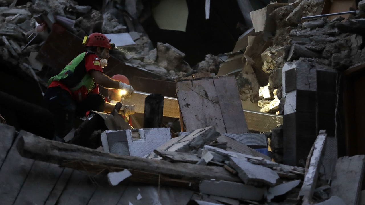 Auch in der Nacht gingen die Rettungsarbeiten nach dem Erdbeben in Italien in den betroffenen Gebieten weiter.
