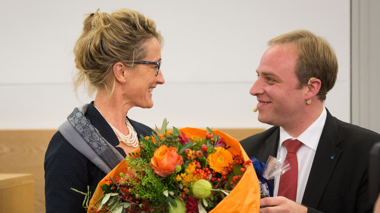 Grossratspräsident Marco Hardmeier verabschiedet Regierungsrätin Susanne Hochuli mit einem Blumenstrauss.