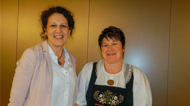 Die Landfrauenpräsidentin Lotti Baumann (l.) und Bezirkspräsidentin Cornelia Schmid.