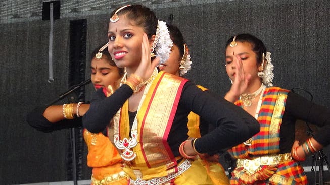 Tamilisch-indische Tanzgruppe trat am Zapfenstreich 2014 in Windisch auf.