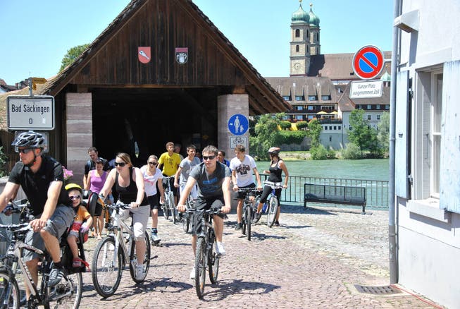 Über die alte Holzbrücke geht es beim slowUp weiter nach Stein, Münchwilen und Sisseln.