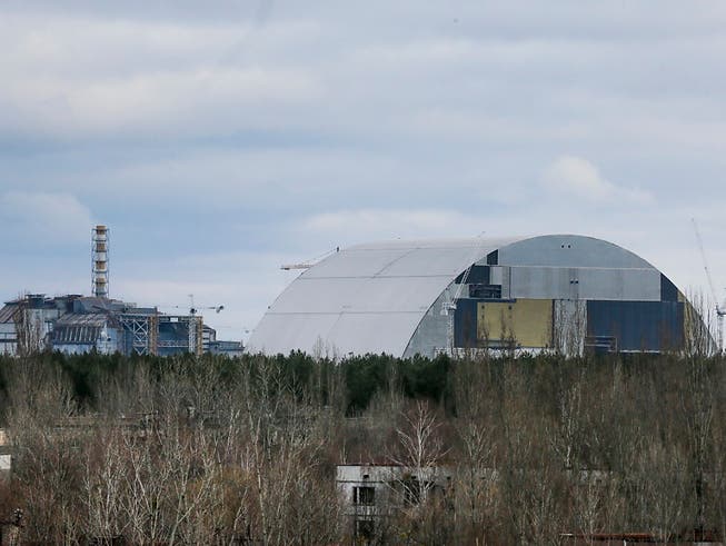 Soll noch in diesem Jahr eine neue Schutzhülle erhalten: Der havarierte Atomreaktor in Tschernobyl. (Archivbild)