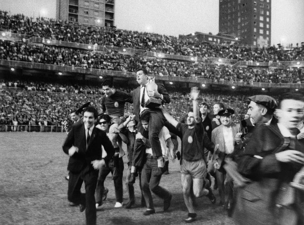 EM 1964: Die neuen Europameister bejubeln ihren Titelsieg nach dem EM-Fussball-Finalspiel Spanien gegen die Sowjetunion in Madrid. Die spanische Nationalmannschaft gewinnt das Finale 2:1 gegen die UdSSR.