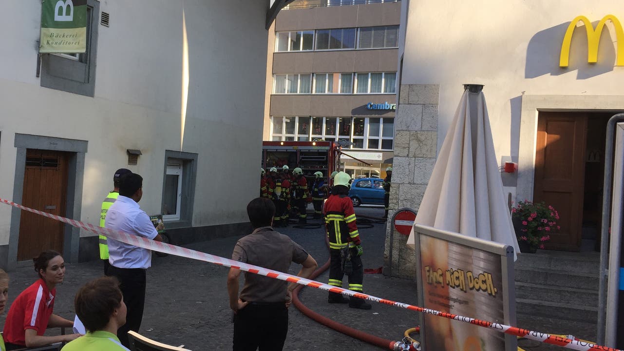 Am späten Nachmittag brach in der McDonald's Filiale in Aarau einen Brand aus. Klicken Sie sich durch die Bilder.