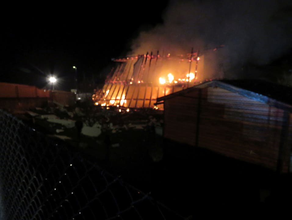 Die Flammen griffen auch auf ein Haus in der Nachbarschaft über.