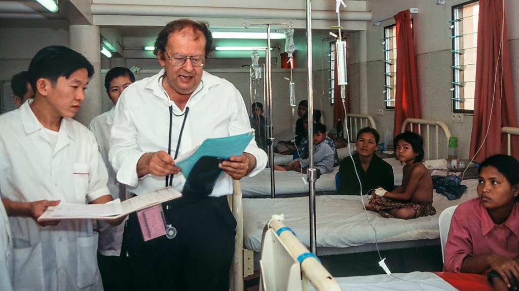 Beat Richner in einem seiner Spitäler in Kambodscha im Jahr 2001: Der Zürcher Musiker und Kinderarzt musste aus gesundheitlichen Gründen von seinen Funktionen zurücktreten. (Archivbild)