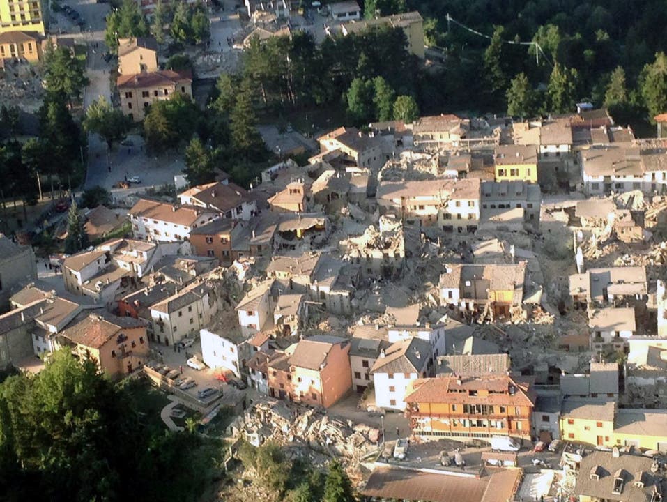 Die Erdbeben in Italien 2016 Die Richterskala zeigt am 24. August ein Beben der Stärke 6 an. Nur wenige Stunden später gibt es ein Nachbeben, das noch stärker ist. Die Beben waren in weiten Teilen Mittelitaliens zu spüren gewesen – vor allem in Perugia, aber auch in Rom, Neapel und Florenz.
