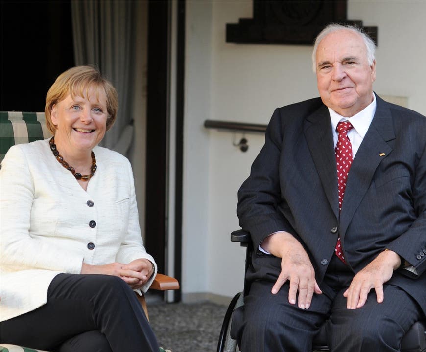 Angela Merkel und Helmut Kohl 2009: «Kohls Mädchen» wird am 28. Oktober 2009 mit 323 von insgesamt 612 Stimmen erneut zur Bundeskanzlerin gewählt.