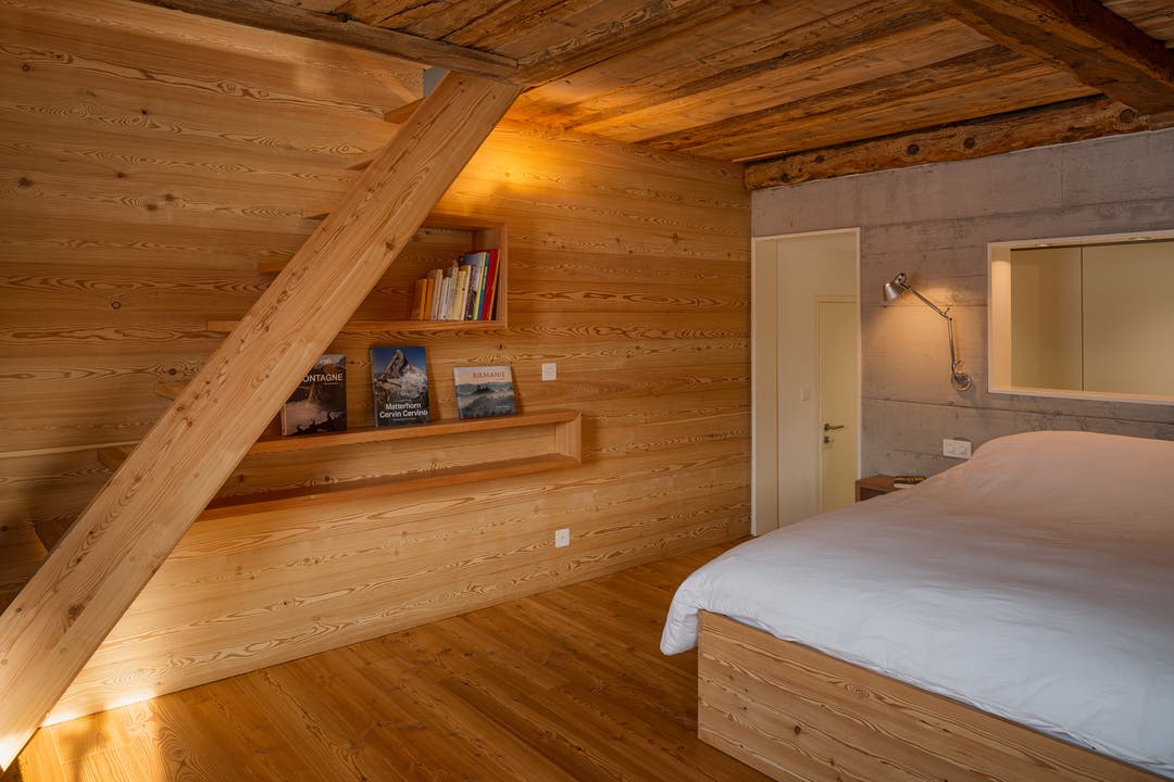 Die Decke besteht noch aus dem alten Holz des Stalls. Das Lärchenholz vereint Tradition und Moderne.