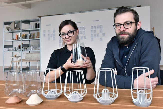 Sarah Hügin und Benedikt Löwenstein zeigen den kreativen Prozess, welcher zur Vase «LYS» führte.