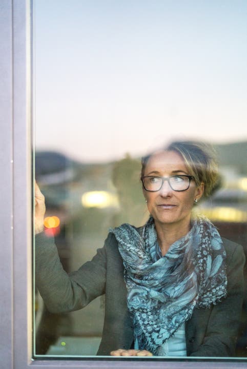 Susanne Hochuli am Fenster ihres Büros. Ab 1.1.2017 gehört es ihrer Nachfolgerin Franziska Roth