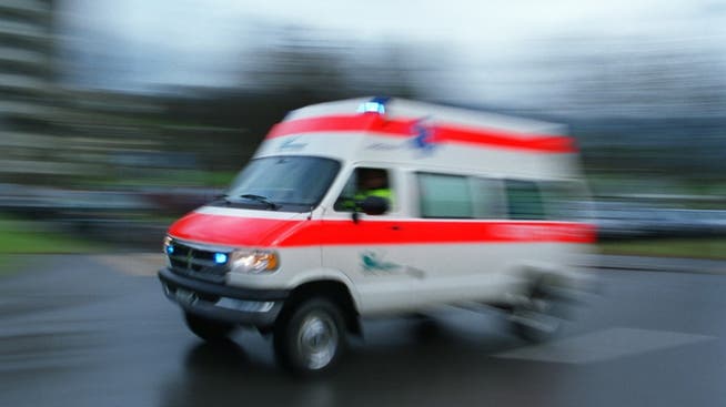 Die Ambulanz bringt den verletzten Fussgänger ins Spital. (Symbolbild)