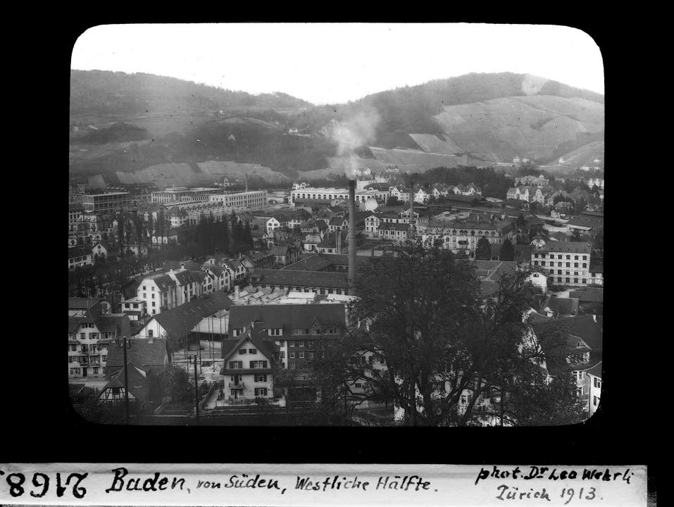 Baden von Süden im Jahr 1913. Im Vordergrund der rauchende Schlot der Firma Merker.