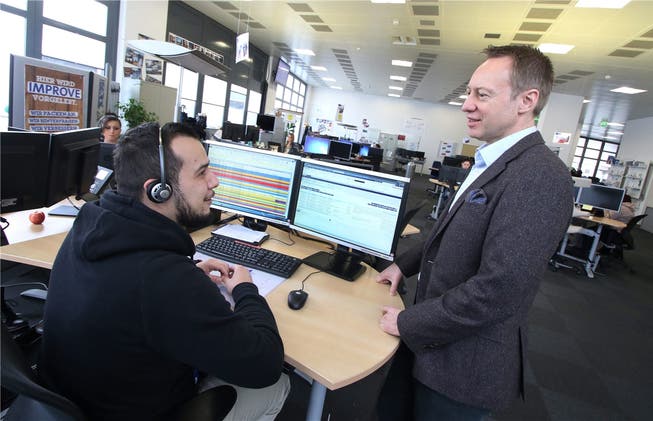 Pascal Jaggi (rechts) im Gespräch mit einem Mitarbeiter des Call Centers in Olten. Bilder: HR. Aeschbacher