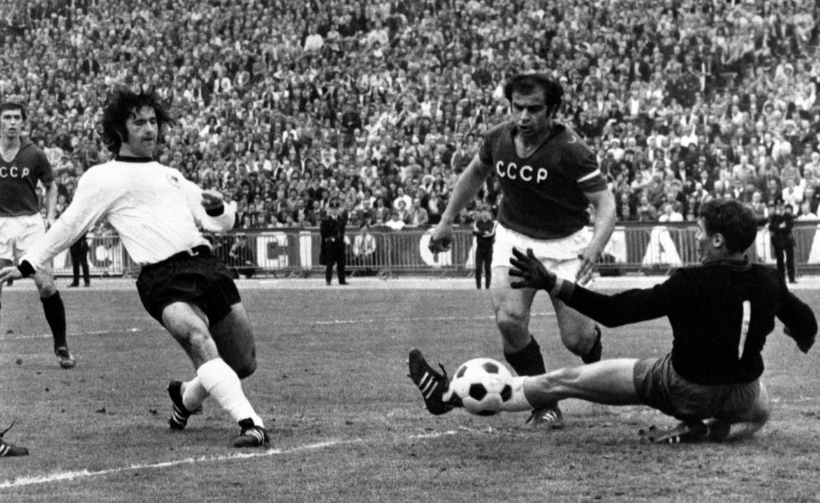 EM 1972: Der deutsche Torjäger Gerd Müller schiesst in Brüssel eines seiner zwei Tore zum 2:1 gegen die Sowjetunion.