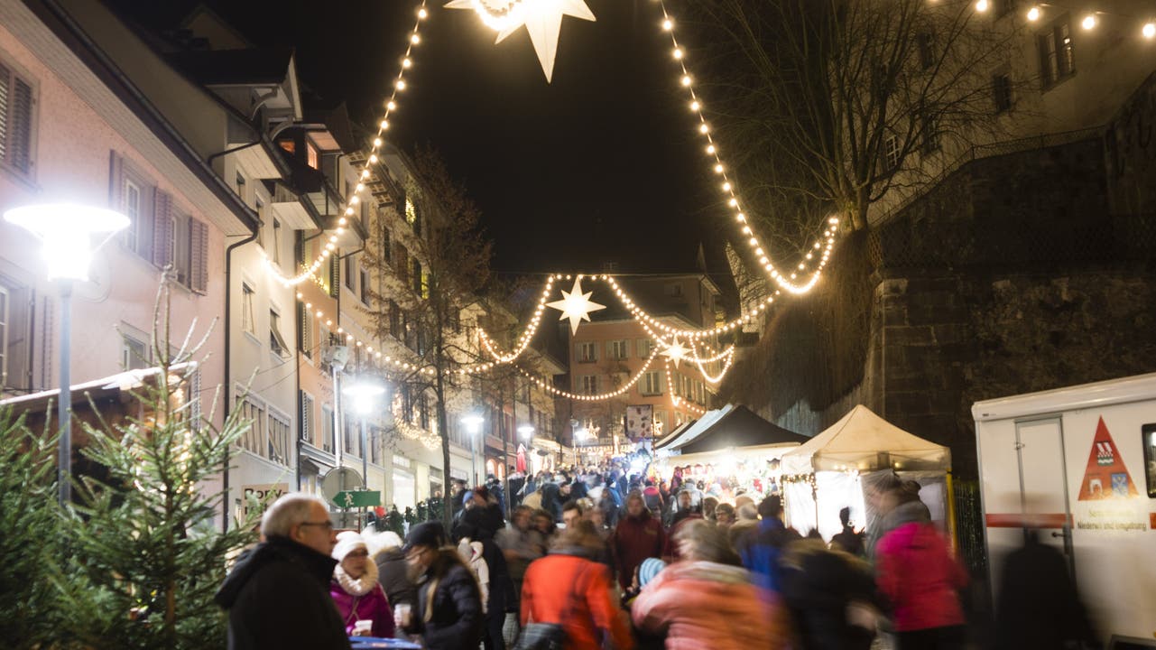 Besonders am Abend ist es schön, durch das festlich dekorierte Bremgarten zu spazieren. Weihnachtsmarkt, Christchindlimärt 2016 in Bremgarten