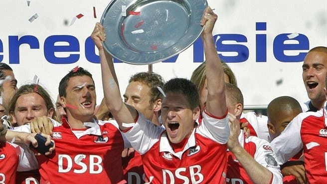 2008: AZ Alkmaar Mit einem 1:0 gegen den Meister der Vorsaison, PSV Eindhoven, startete Alkmaar am dritten Spieltag eine denkwürdige Serie und blieb 28 Spieltage in Folge ungeschlagen. Vom 12. bis zum 22. Spieltag kassierte das Team von Louis van Gaal dabei kein einziges Gegentor. Trotz einer 1:2-Niederlage gegen Vitesse Arnheim konnte AZ Alkmaar am 31. Spieltag den vorzeitigen Gewinn der Meisterschaft feiern.