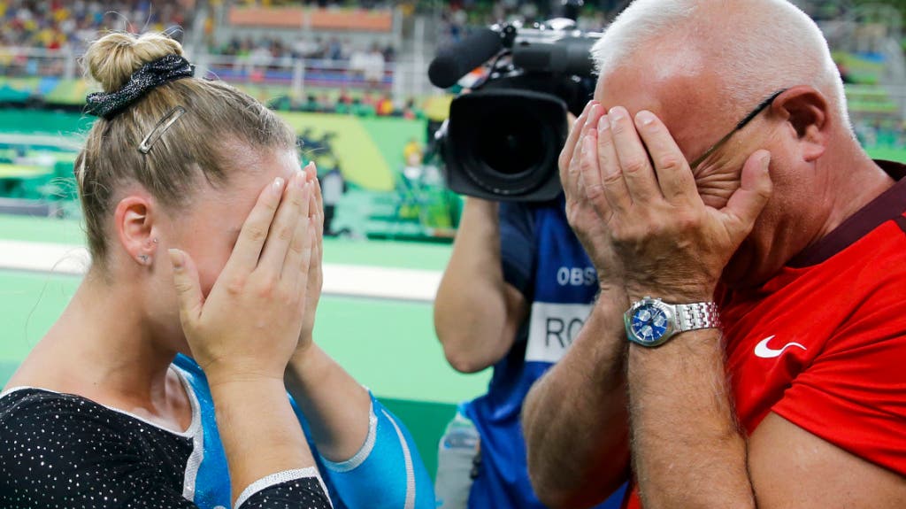 Der Moment, als sie ihr grosses Ziel erreichten: Giulia Steingruber und ihr Trainer Zoltan Jordanov während des Sprung-Finals