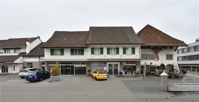Nicht nur umbauen, sondern abreissen und neu bauen: Erlinsbach SO will mit dem Gebäude Dorfplatz 2 (Mitte, beide Teile) sein geschütztes Ortsbild aufwerten. Kissling