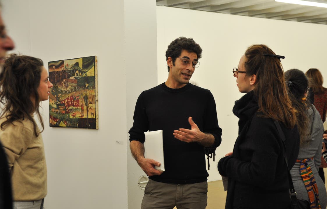 Navid Sadrosadat Tschopp im Gespräch mit Besucherinnen