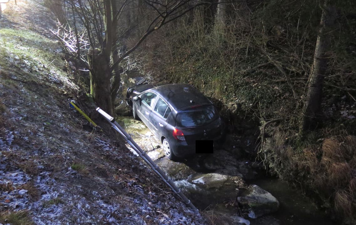 Langenbruck (BL), 1. Januar 2017 Ein Autofahrer geriet auf der eisigen Haupstrasse ins Schleudern und landete im Bachbett.