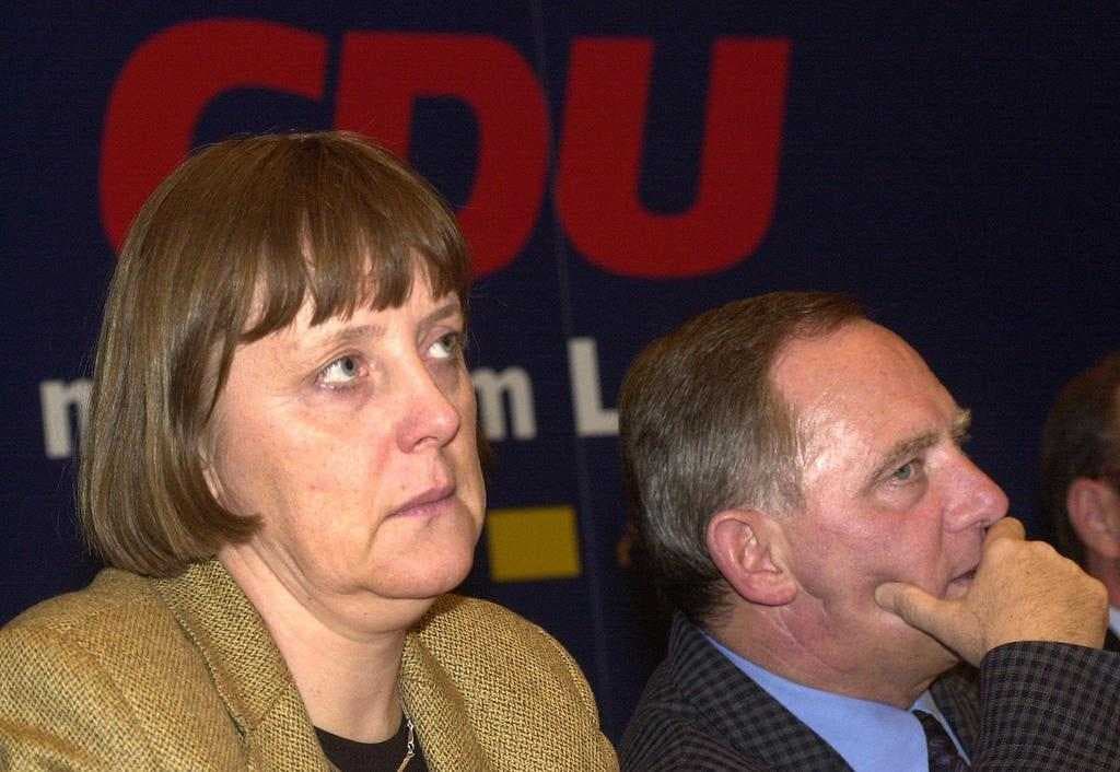 Parteispendenaffäre: Merkel und Schäuble Wolfgang Schäuble gibt am 10. Januar 2000 zu, dass er 1994 eine Spende von 100'000 D-Mark in bar von dem verurteilten Waffenhändler Karlheinz Schreiber erhalten hatte. Damit hat er Merkel den Weg zum Parteivorsitz und schliesslich auch zur Kanzlerschaft frei gemacht.
