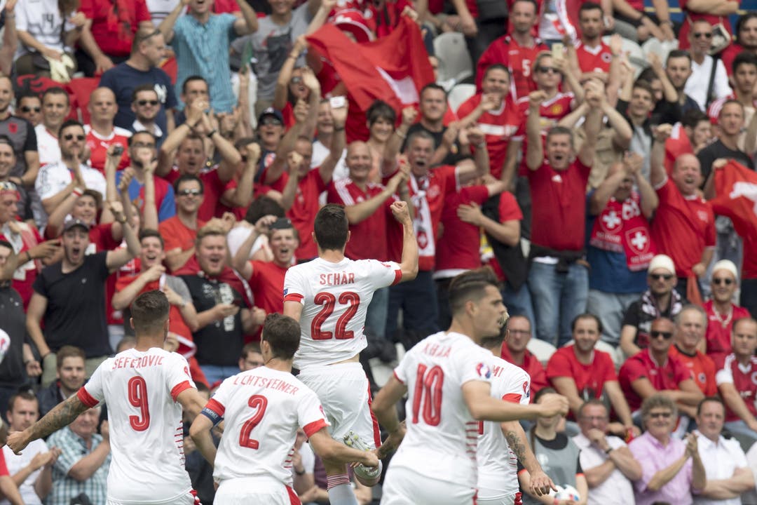 Fabian Schär lässt sich von den Schweizer Fans jubeln