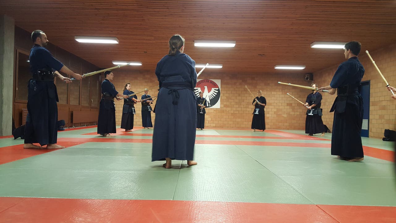 Zu Gast im Kendo-Training des Ten Do Kan Aarau Aufwärmübung im Kreis
