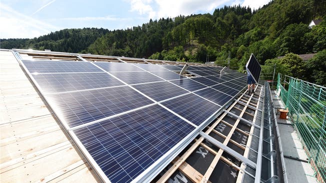 Der Energiedienst bietet Photovoltaikanlagen an, baut diese ein und übernimmt die Wartung.
