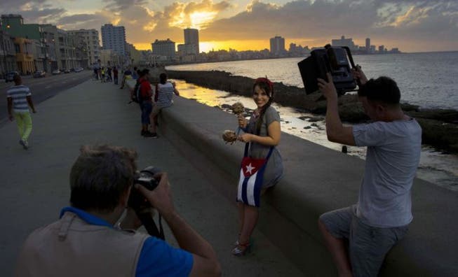 Lauter glückliche Menschen: In Kuba (im Bild die Promenade von Havanna) wird den Menschen medial ein sorgenfreier Alltag vorgespielt. Foto: Keystone