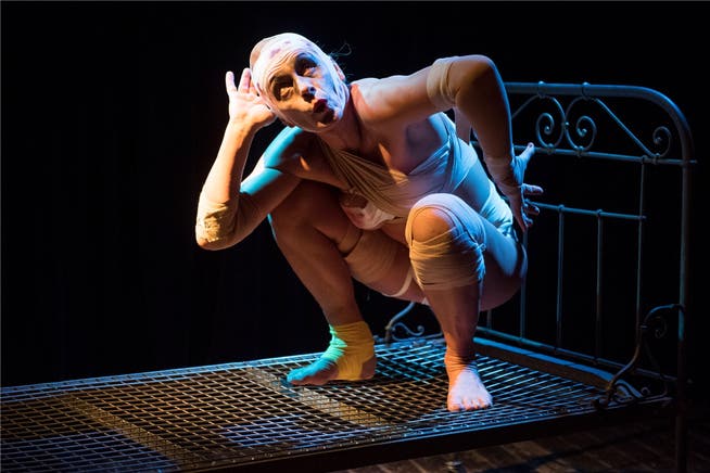 Künstlerin Stella Palino spielt eine zu Mensch gewordene Mücke im Stück «Die Mücke spricht». Alex Spichale