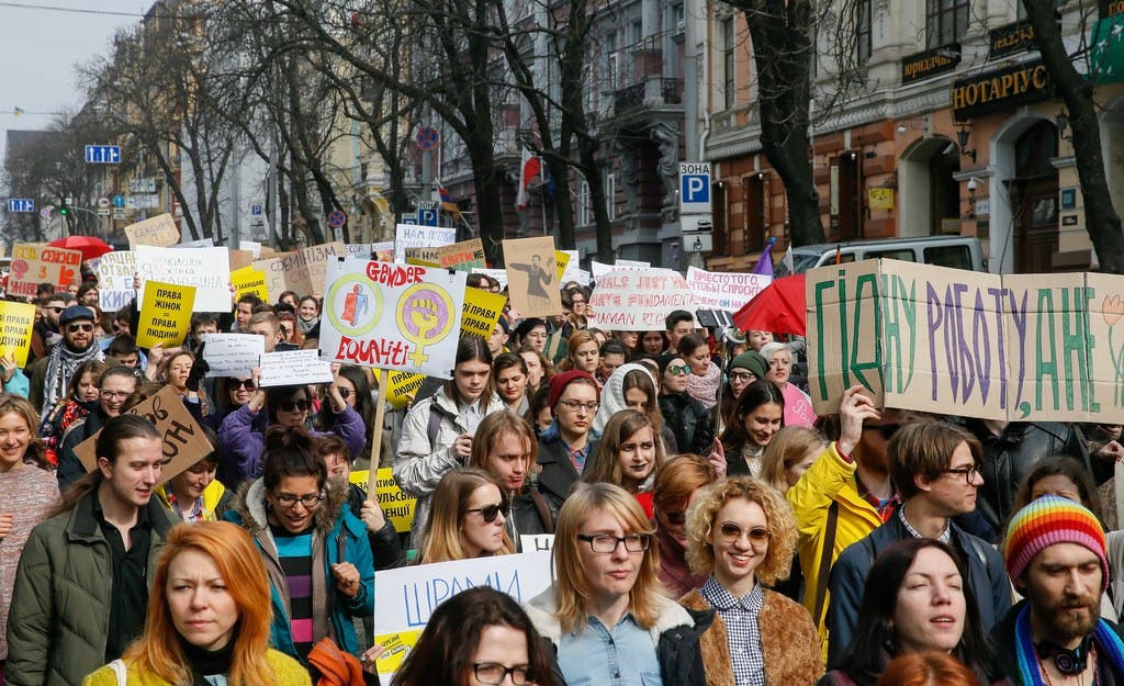 Kiew, Ukraine Feministinnen und ihre Unterstützer tragen Poster und Plakate während ihrer Kundgebung in der Innenstadt. Auf den Bannern sind Slogans zu lesen wie: «Der 8. März ist der Tag, um für seine Rechte zu kämpfen.»