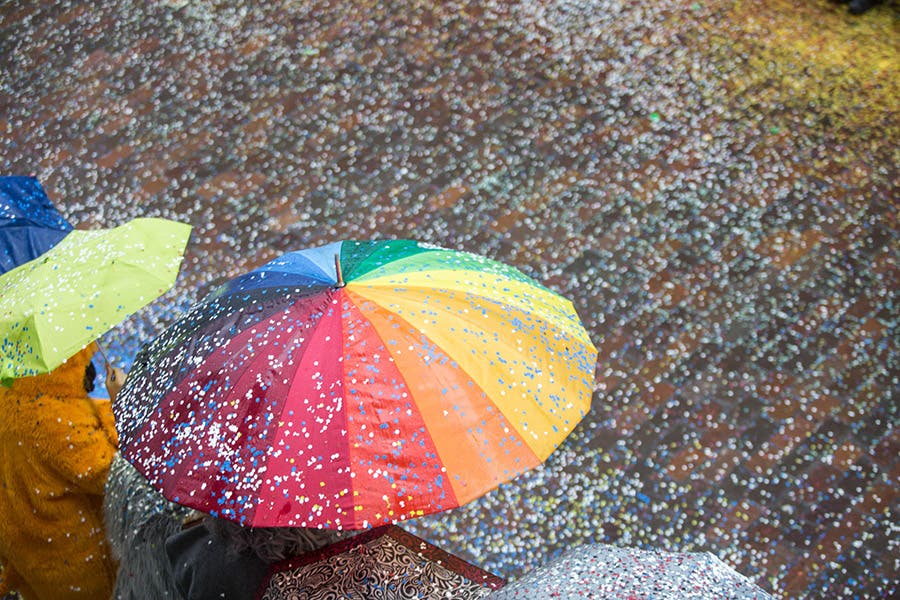 Regenschirm und Konfetti