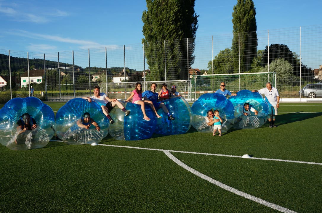 Die Gruppe Chugelblitz hat das Bubble Soccer Grümpi gewonnen