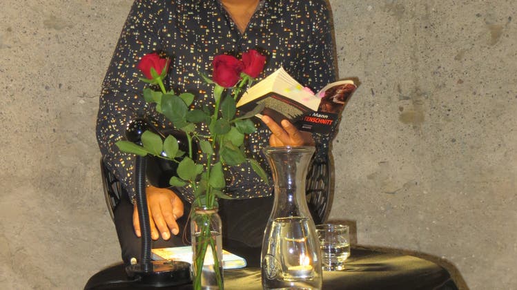 Bibliothek: Verbrecherjagd - Der Schweizer Krimiautor Sunil Mann las aus "Schattenschnitt"