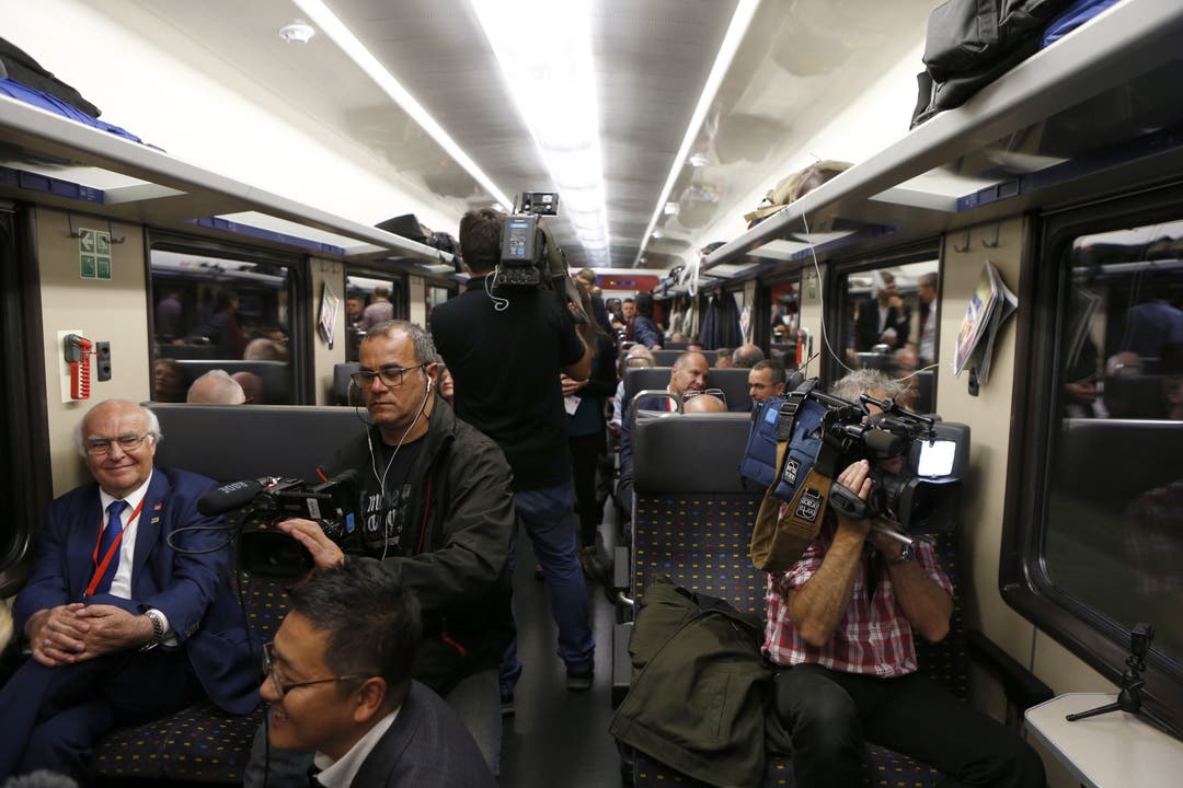 Medienschaffende halten die erste Fahrt durch den Gotthard mit Kameras fest