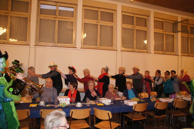 Polonaise und Rückschau: Die Generalversammlung der Seniorengruppe Roggenfluh findet traditionell in Verbindung mit dem Fasnachtshock statt.