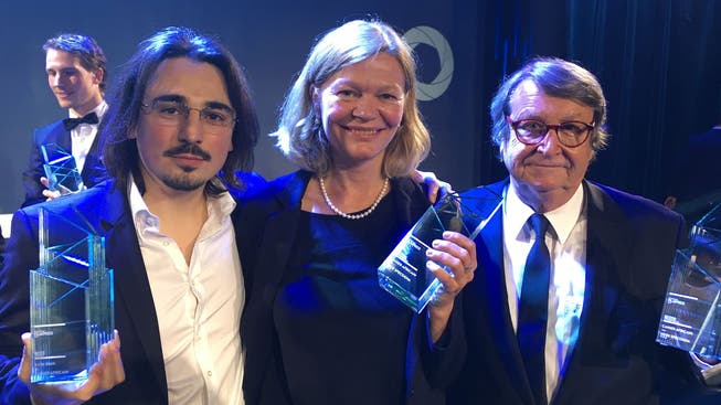 Zwei Schweizer Filmpreise 2017 für «Cahier africain»: Cutter Kaya Inan, Regisseurin Heidi Specogna und Produzent Peter Spörri (von links).