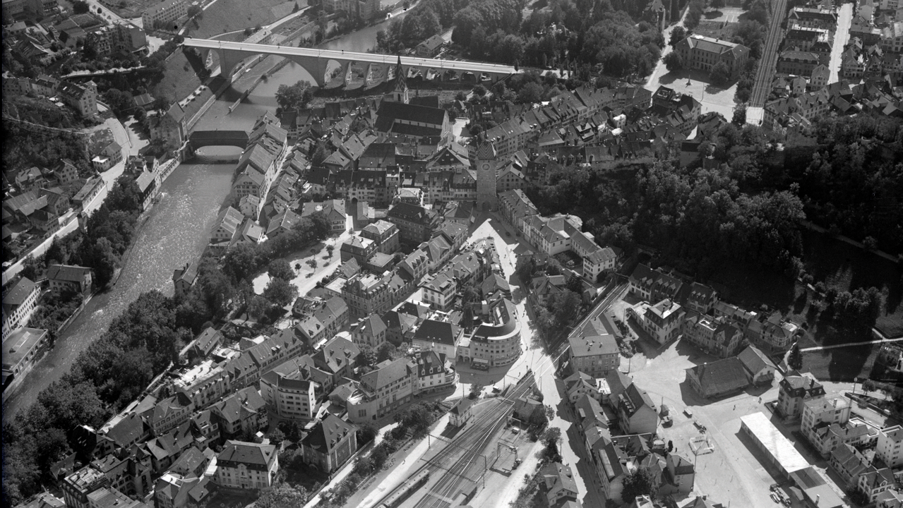 Die Badener Altstadt 1945. Der Strassenverkehr wurde erst später aus der Altstadt verbannt. In der Badstrasse (links im Bild) entstand 1972 im Zuge des Bahnhofumbaus die erste Fussgängerzone der Schweiz.