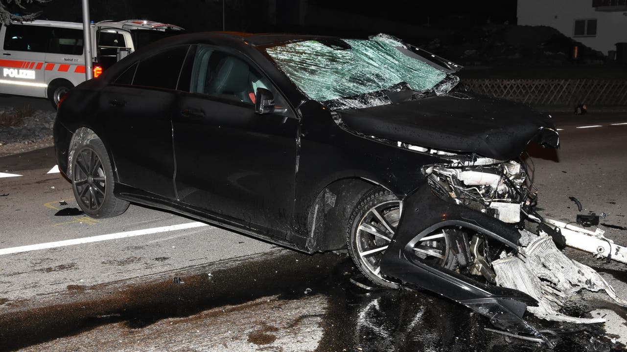 Schwarzenbach (SG), 28. März 2017 Eine 25-jährige Frau wurde bei einem Verkehrsunfall tödlich verletzt. Ihr Auto kam von der Strasse ab und prallte in eine Steinmauer. Der Ablauf des Unfalls ist noch unklar.