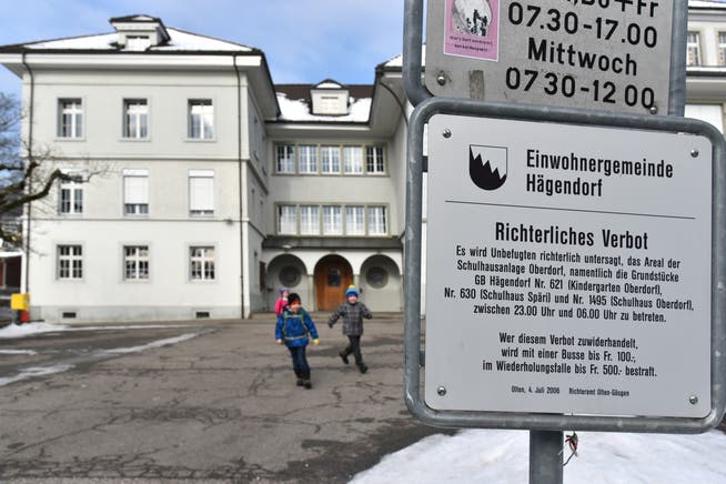 Betreten verboten. Vom Schulbetrieb in Hägendorf fühlen sich viele Eltern ausgeschlossen.