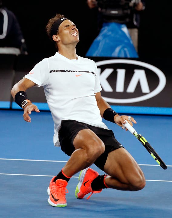 Nadal eliminierte den als Nummer 3 gesetzten Kanadier Milos Raonic 6:4, 7:6, 6:4. Spain's Rafael Nadal celebrates after defeating Canada's Milos Raonic during their quarterfinal at the Australian Open tennis championships in Melbourne, Australia, Wednesday, Jan. 25, 2017. (AP Photo/Kin Cheung)