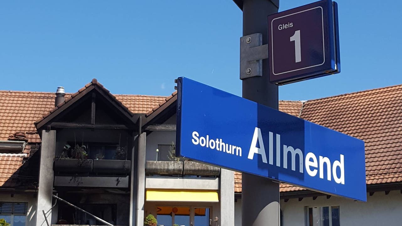 Das Wohnhaus befindet sich direkt neben dem Bahnhof Allmend