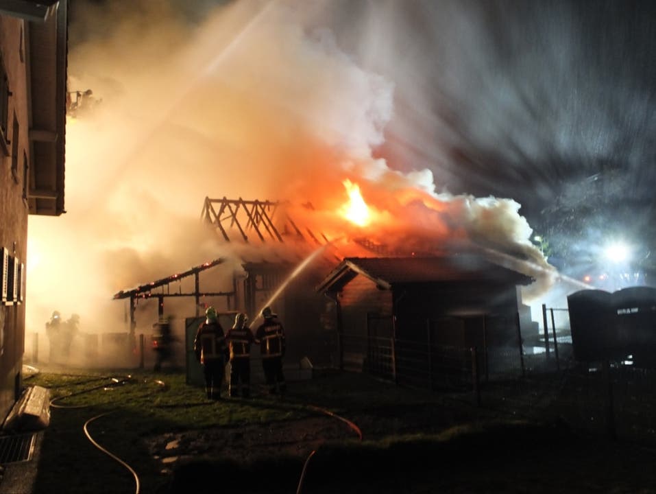 Montlingen (SG), 7. Februar In der Nacht ist in Montlingen ein Einfamilienhaus in Brand geraten. Eine dreiköpfige Familie konnte sich rechtzeitig in Sicherheit bringen. Zwei angrenzende Häuser mussten evakuiert werden.
