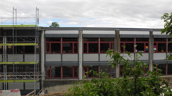 Baustelle: Das Schulhaus Wallbach wird derzeit ausgebaut. Wird auch bald das Flachdach des Schulhauses und der Mehrzweckhalle saniert? Marc Fischer