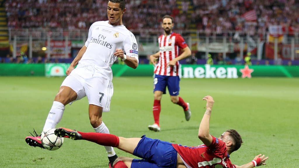Saul Niguez setzt zur Grätsche gegen Real-Superstar Cristiano Ronaldo an.