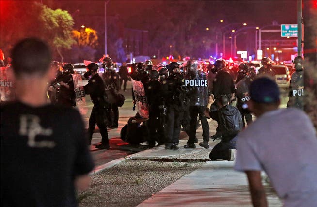Die Unheilsspirale: Demonstration gegen die Polizeigewalt (am Freitag in Phoenix) führt zu Tränengas und weiterer Polizeigewalt. Ross D. Franklin/Keystone